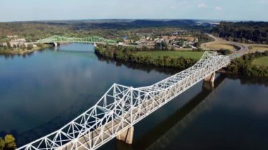 River Mavna, Henderson ve Point Pleasant WV arasındaki Ohio Nehri 'ni yavaşça hareket ettiriyor.
