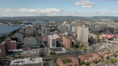 Pensilvanya 'nın başkenti Harrisburg Susquehanna Nehri üzerinde.