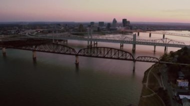 Louisville Kentucky şehir şehir manzarası fırtına Clark Memorial Köprüsü sel
