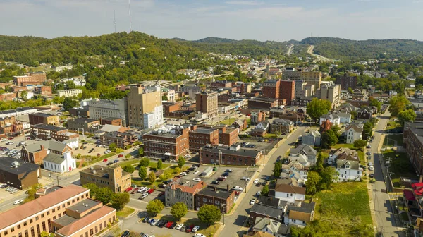 Dia brilhante e ensolarado vista aérea sobre Clarksburg West Virginia — Fotografia de Stock