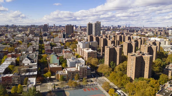 Brillante día soleado sobre edificios de la Autoridad de Vivienda en Harlem Nueva York —  Fotos de Stock