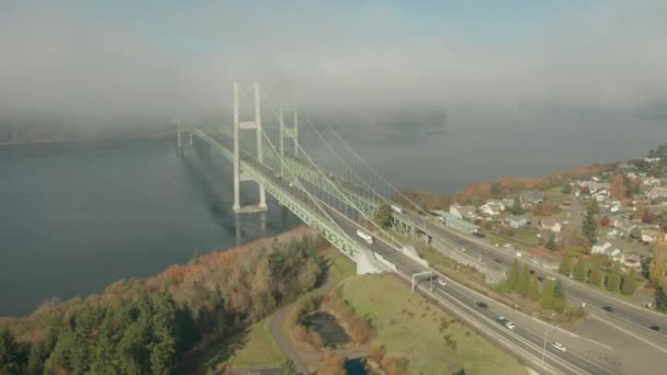 Траффик Платит Пересечение Моста Одном Направлении Туман Рассеивается Над Puget — стоковое видео