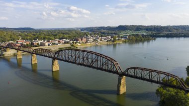 Ohio Nehri üzerindeki hava manzarası Point Pleasant West Virginia yakınlarında.