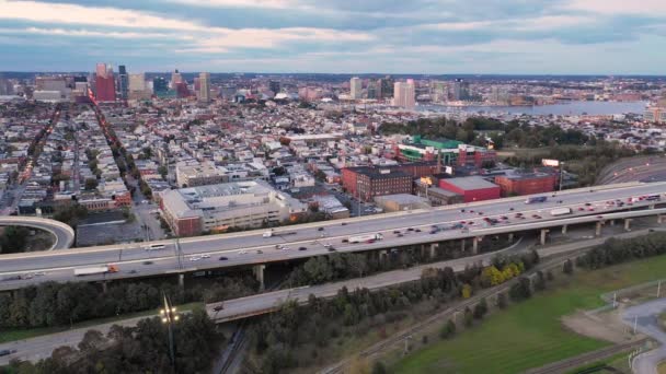 Многополосные Автомагистрали Выводят Трамваи Центр Балтимора — стоковое видео