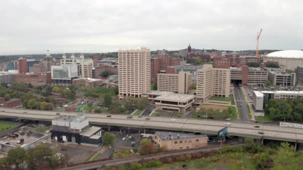 Flygfoto Syracuse New York Highway Traffic Downtown City Center — Stockvideo