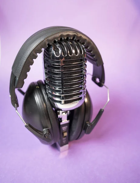 Audiophile Ausrüstung Chrom Vintage Mikrofon Audio Musik Kopfhörer — Stockfoto