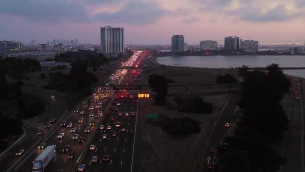 교통이 캘리포니아 고속도로를 강타하다 — 비디오