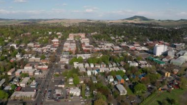 Kamera Moskova Idaho 'nun kentsel alanından sola kayıyor. 