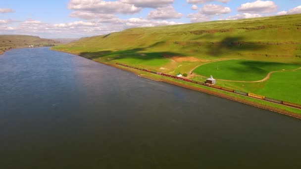 Spoorwegen Langs Snake River Carrying Train Staat Washington — Stockvideo