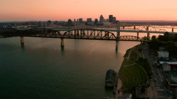 日落时分 肯塔基州路易斯维尔市在俄亥俄河的桥上隐隐约约可见 — 图库视频影像