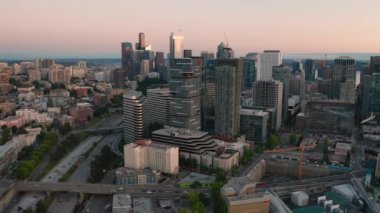 Seattle 'ın kuzey tarafının havadan görünüşü ve kumlu şehir manzarası.