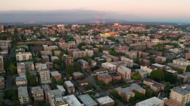 2019 Salgını sırasında Seattle 'ın yukarısında boş bir caddeyi gösteren statik bir çekim.