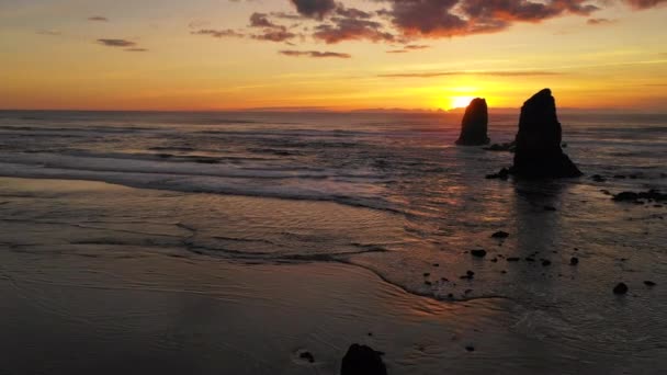 Pessoas Caminham Cannon Beach Como Ondas Oceano Pacífico Refletem Brilho — Vídeo de Stock