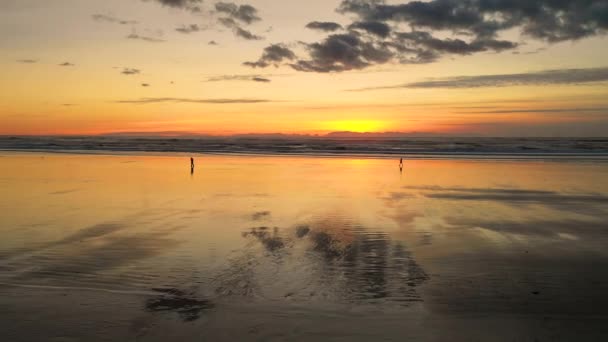 Mensen Lopen Cannon Beach Als Pacific Ocean Waves Reflecteren Zonsondergang — Stockvideo