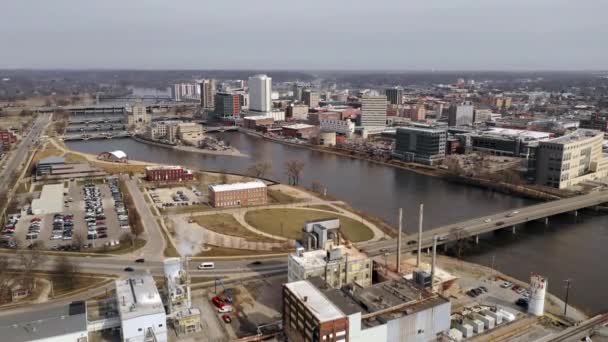 Cedar Rapids Iowa Downtown City Skyline Üzerinde Hava Görüntüsü — Stok video
