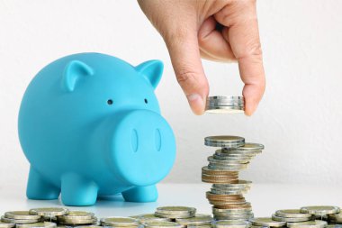 El koymak yığmak için paraları sikke piggy banka, tasarruf para ile bir