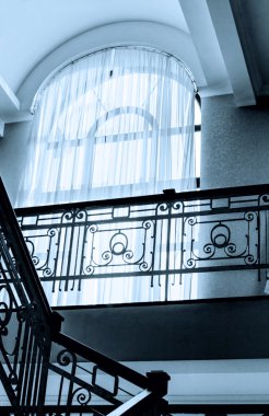 Merdiven üzerinde yüksek pencere 