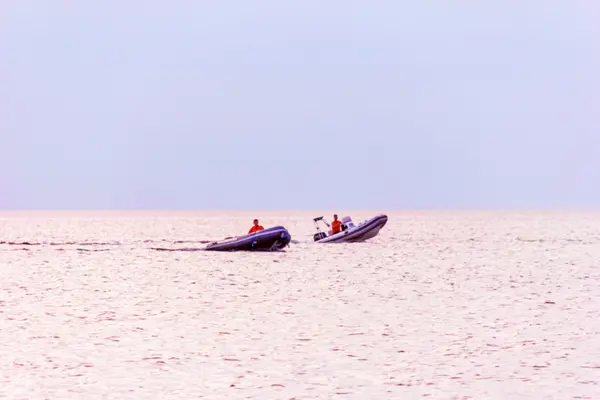 Deux bateaux pneumatiques en mer — Photo