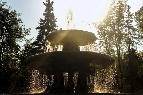 Fountain in sun — Stock Photo, Image