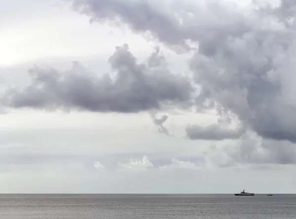 Grå moln över havet — Stockfoto