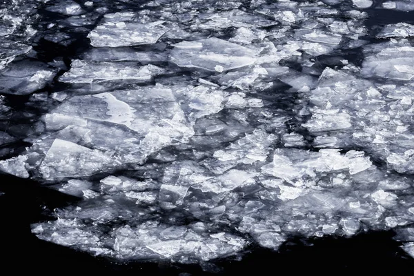 Großes Eis im dunklen Wasser — Stockfoto