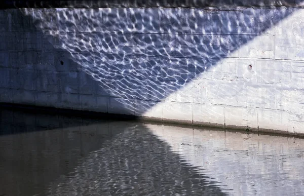 Geometrische reflectie in water — Stockfoto
