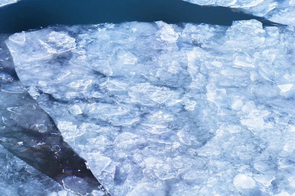 Eis im dunklen Wasser — Stockfoto