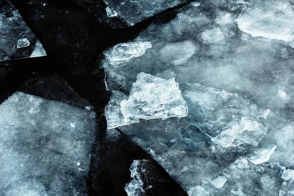 Eis im dunklen Wasser — Stockfoto