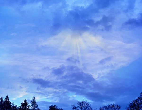 Rays of sun from behind clouds — Stock Photo, Image