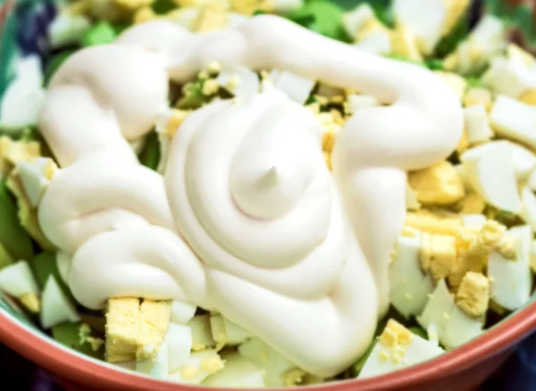 Veel mayonaise in salade — Stockfoto