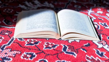 Halı üzerinde açık kitap