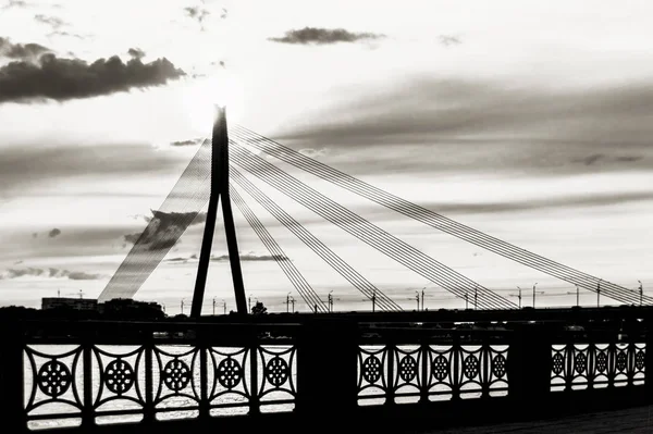 Een grote tuibrug in Riga — Stockfoto