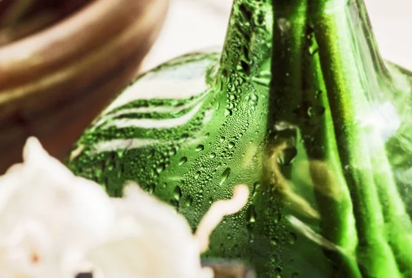 Краплі в зеленій пляшці — стокове фото