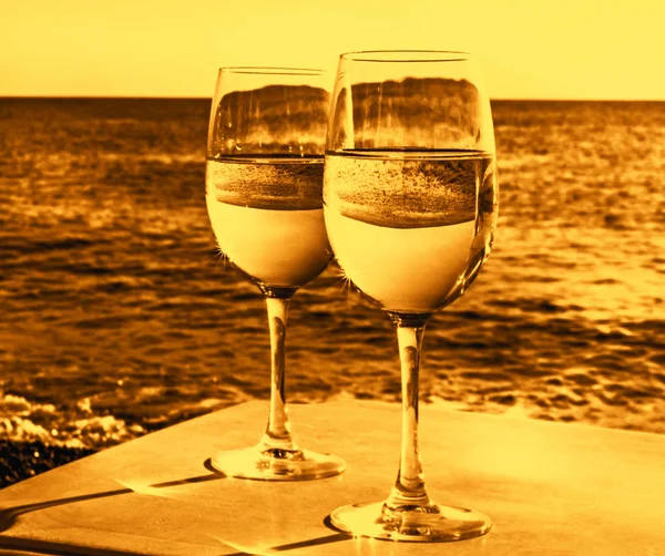 Two glasses of wine on beach — Stock Photo, Image