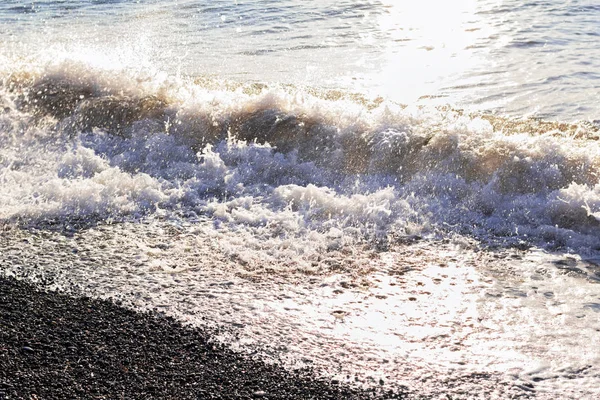 Havet surfa på pebble beach — Stockfoto