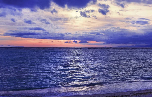 Flammande solnedgång över havet — Stockfoto