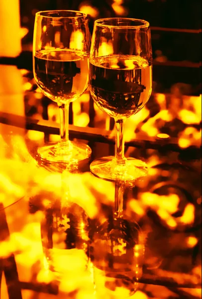 Два келихи вина в золотому тоні — стокове фото