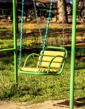 Bir gün sarı salıncak