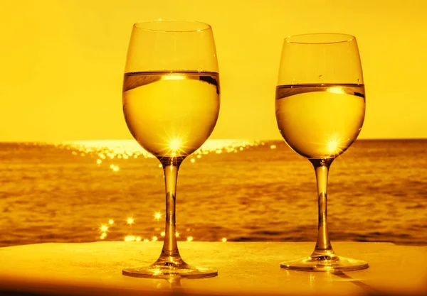 Two glasses of wine in sunshine — Stock Photo, Image