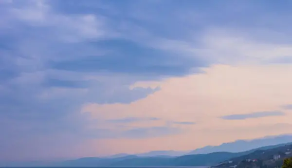 Dağlar üzerinde mor günbatımı gökyüzü — Stok fotoğraf