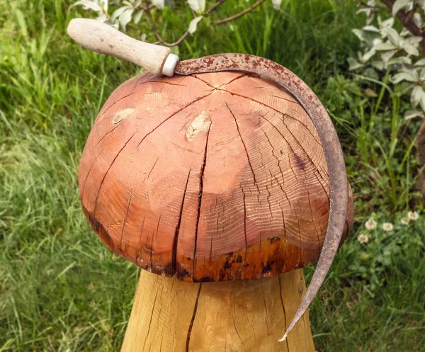 木製きのこの古い鎌 — ストック写真