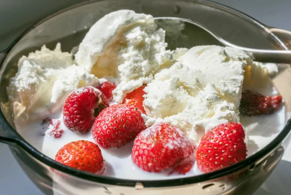 アイスクリームとミルクを添えたイチゴ — ストック写真