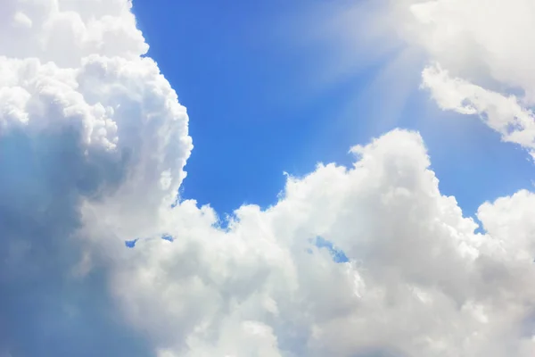 Nuvens Brancas Céu Azul Raios Sol — Fotografia de Stock
