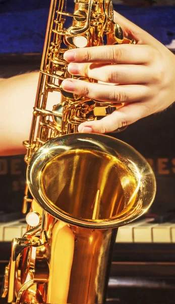 Gra na saksofonie ręka — Zdjęcie stockowe