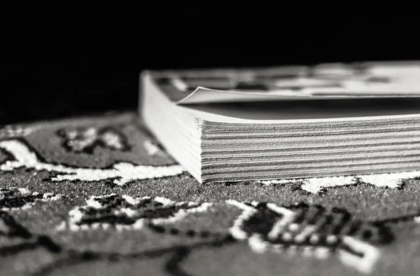 Книга на ковре — стоковое фото