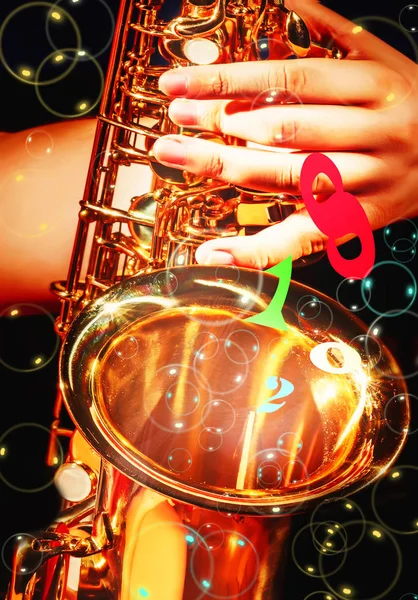 La mano en el saxofón en Año Nuevo 2018 — Foto de Stock