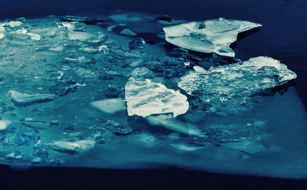 Лід на темній воді — стокове фото
