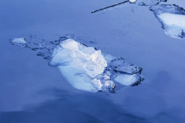 Большой чистый лед на воде — стоковое фото