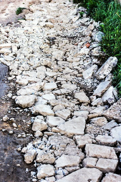 Дорога завалена кусками цемента. — стоковое фото