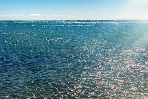 Havsvatten med solens strålar — Stockfoto